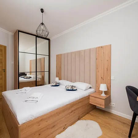 Solidarnosci Skyline By Bookinghost 바르샤바