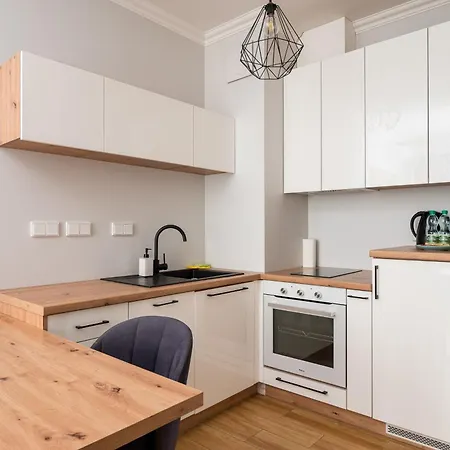 Solidarnosci Skyline By Bookinghost