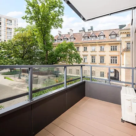 Solidarnosci Skyline By Bookinghost