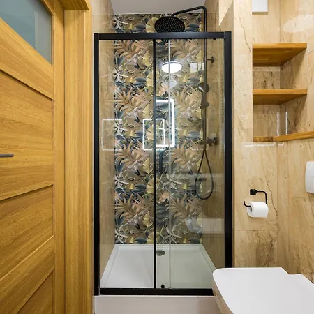 아파트 Solidarnosci Skyline By Bookinghost *